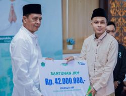 Safari Ramadhan 1445 H, Pj Bupati Pamekasan Serahkan Santunan Kematian Guru Ngaji
