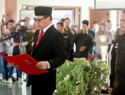 Serahkan SK Perpanjangan Masa Jabatan Kades, Pj Bupati Pamekasan Minta Pelayanan Ditingkatkan 