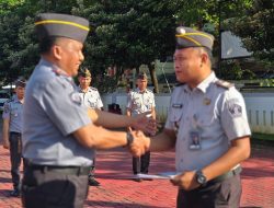 Naik Pangkat, Tujuh Pegawai Lapas Narkotika Pamekasan Terima Penyematan Tanda Pangkat