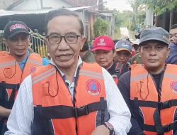 Bupati Pamekasan Tinjau Lokasi Banjir dan Salurkan Bantuan ke Warga Terdampak