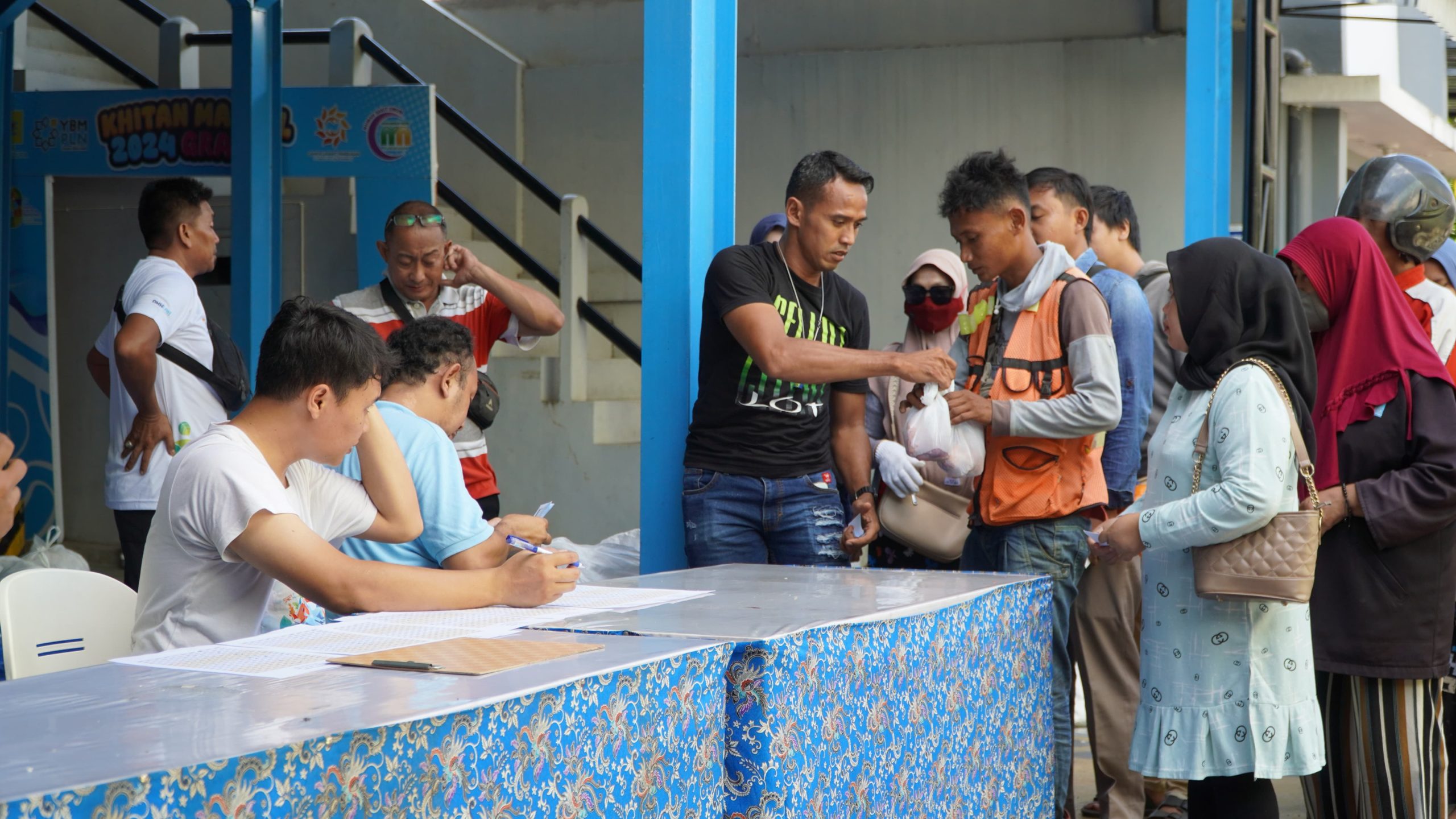PLN UP3 Madura Salurkan 1.838 Kantong Daging Kurban Iduladha 1446 H
