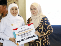Gubernur Khofifah Salurkan Bantuan Rp6,37 Miliar untuk Tekan Kemiskinan di Pamekasan