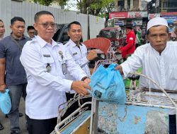 Lapas Narkotika Pamekasan Salurkan 60 Paket Sembako untuk Tukang Becak di Kolpajung