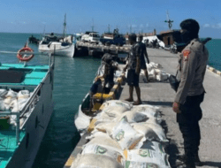 Kapal Pengangkut Beras Bantuan Kandas di Perairan Sumenep, Polisi dan TNI Lakukan Evakuasi