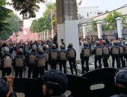 Demo 25 Agustus di DPR Ricuh, Massa Bakar Ban dan Spanduk