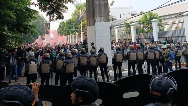 Demo 25 Agustus di DPR Ricuh, Massa Bakar Ban dan Spanduk