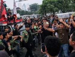 Jurnalis Foto ANTARA Dipukul Oknum Polisi Saat Liput Demo di DPR