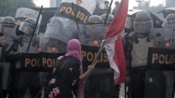Mengapa DPR dan Polisi di Indonesia Begitu Lucu