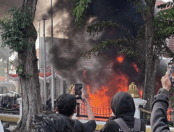 Bentrokan Pecah di Depan Grahadi, Massa Bakar Motor dan Lempar Molotov