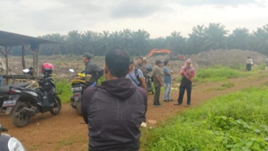 Warga Datangi Lahan PT GML, Pertanyakan Rencana Tambang Timah di Kebun Sawit