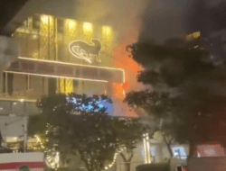 Billboard di Gedung Sarinah Terbakar, Damkar Kerahkan 8 Unit