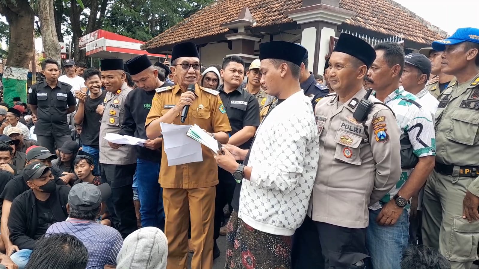 Ribuan Massa FPBM Kepung Kantor Bupati Pamekasan, Tuntut Kebijakan Cukai Berpihak pada Petani Tembakau
