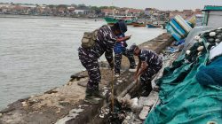 Satpolairud Polres Pamekasan Bersihkan Dermaga Branta Pesisir sebagai Bentuk Dukungan Gerakan Indonesia Asri