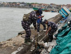 Satpolairud Polres Pamekasan Bersihkan Dermaga Branta Pesisir sebagai Bentuk Dukungan Gerakan Indonesia Asri