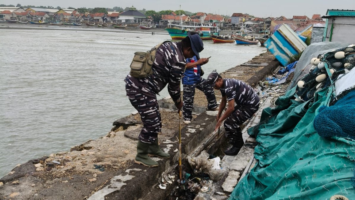 Satpolairud Polres Pamekasan Bersihkan Dermaga Branta Pesisir sebagao Bentuk Dukungan Gerakan Indonesia Asri