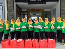 Lapas Narkotika Pamekasan Gelar Kerja Bakti dan Bagi 142 Nasi Kotak, Pererat Hubungan dengan Warga