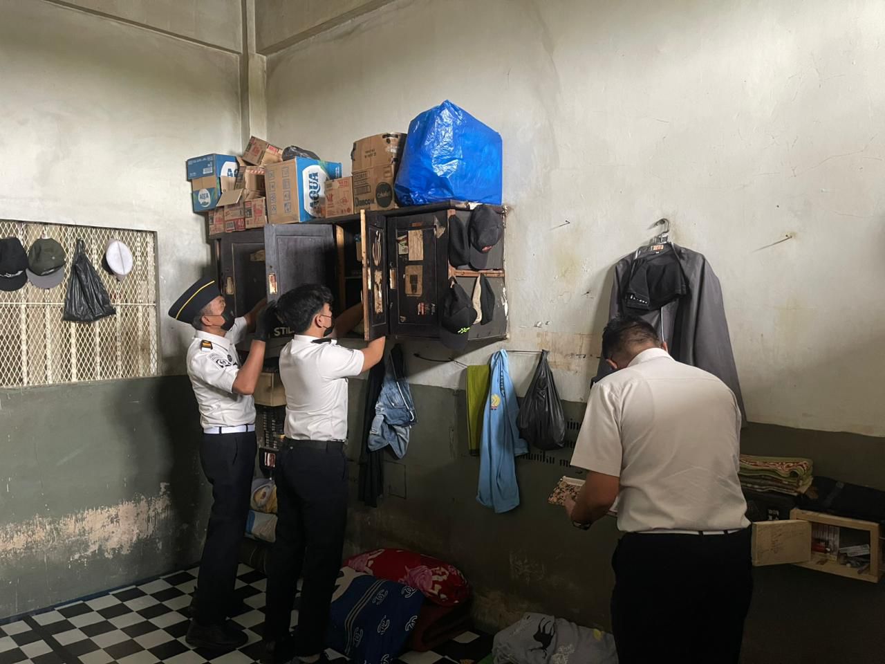 Lapas Narkotika Pamekasan Razia Blok Hunian Bersama TNI, Sita Pisau Modif hingga Kartu Remi