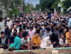 Warga Sumenep Antre Salat Tarawih Sejak Siang, Diberi Zakat Tunai Rp 300 Ribu
