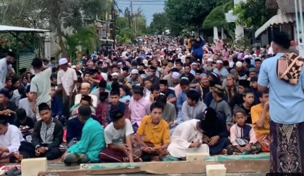 Warga Sumenep Antre Salat Tarawih Sejak Siang, Diberi Zakat Tunai Rp 300 Ribu