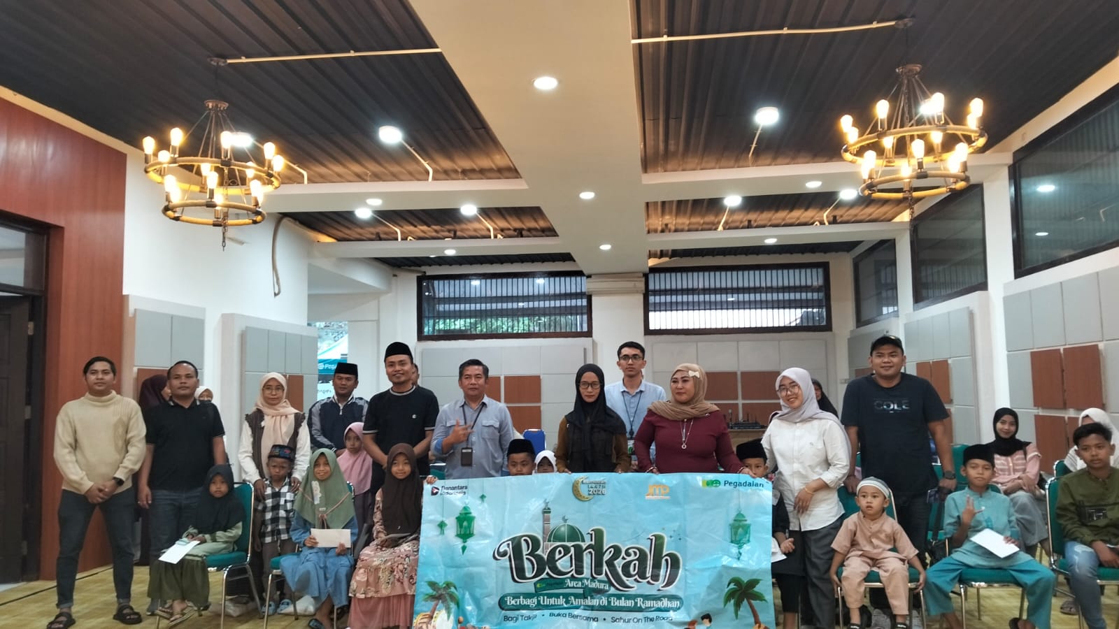 Ramadan Penuh Berkah, JMP dan Pegadaian Syariah Pamekasan Santuni Puluhan Anak Yatim
