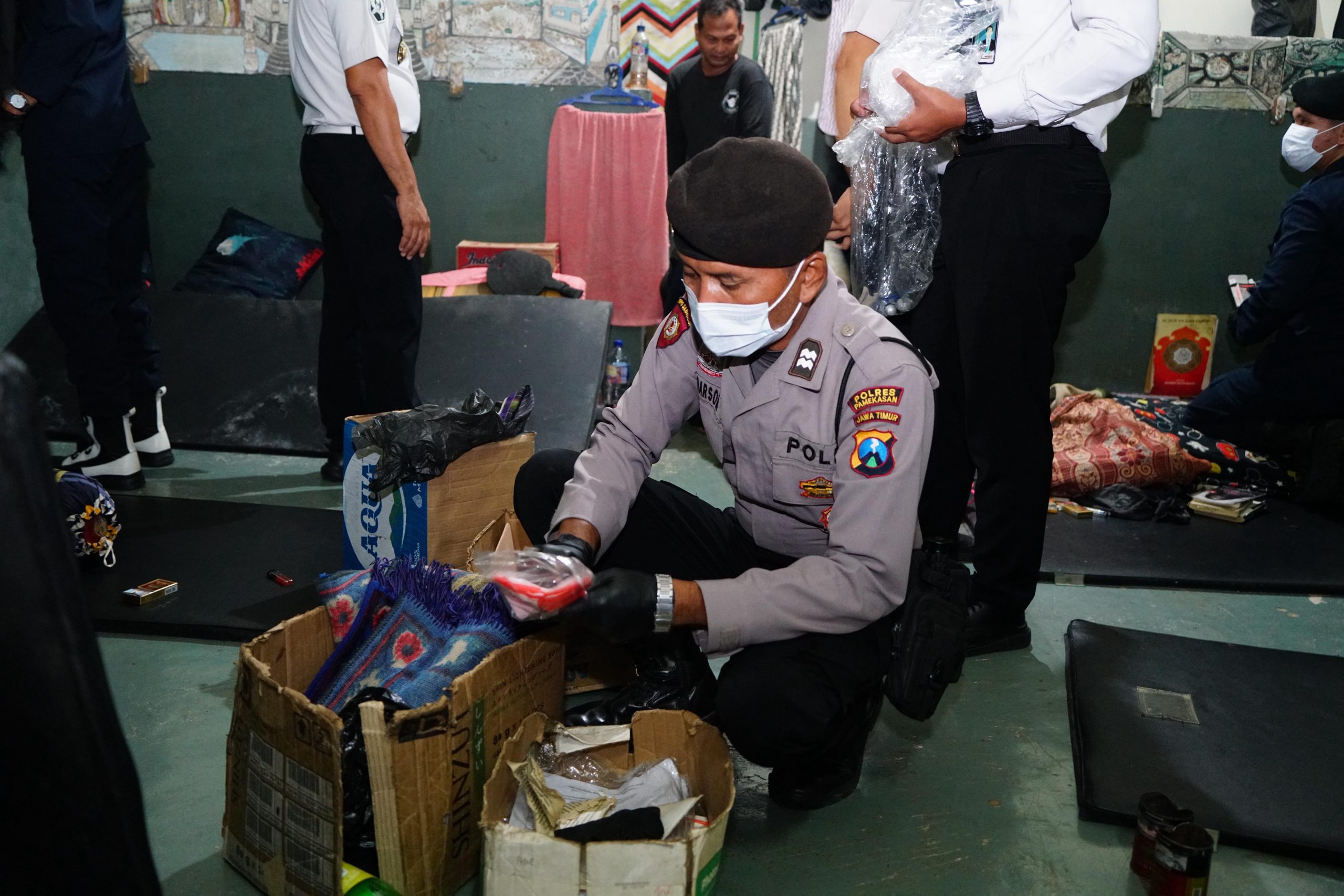 Sinergi TNI-Polri dan Pemasyarakatan, Lapas Narkotika Pamekasan Gelar Razia Menyeluruh Blok Hunian
