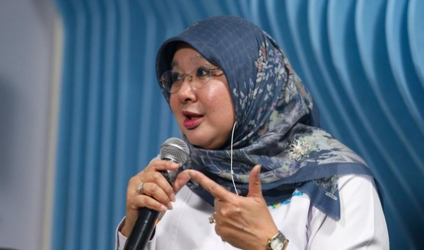 Kemenkes Soroti Lonjakan Diabetes pada Anak dan Usia Muda, Gaya Hidup Jadi Pemicu Utama JAKARTA – Kementerian Kesehatan (Kemenkes) RI mengingatkan masyarakat terhadap meningkatnya kasus diabetes yang kini tidak lagi didominasi kelompok lanjut usia. Penyakit yang selama ini identik dengan usia tua tersebut semakin banyak ditemukan pada anak-anak dan kalangan usia produktif. Fenomena itu menjadi perhatian serius mengingat Indonesia saat ini menempati peringkat kelima dunia dengan jumlah penyandang diabetes terbanyak. Berdasarkan data Kemenkes, lebih dari 20 juta penduduk hidup dengan penyakit tersebut dengan prevalensi mencapai 11,3 persen. Peningkatan kasus pada kelompok usia muda juga menunjukkan tren yang mengkhawatirkan. Dalam satu dekade terakhir, kasus diabetes pada anak dilaporkan meningkat hingga 70 kali lipat. Sementara itu, jumlah penderita diabetes pada kelompok usia di bawah 40 tahun terus bertambah dari tahun ke tahun. Direktur Penyakit Tidak Menular Kementerian Kesehatan RI, dr Siti Nadia Tarmizi, menilai perubahan pola hidup masyarakat menjadi faktor utama di balik lonjakan kasus tersebut. Menurutnya, gaya hidup yang minim aktivitas fisik atau sedentari semakin umum terjadi, terutama di kalangan generasi muda. "Yang pasti satu, harus seimbang. Yang penting itu keseimbangan antara asupan dan aktivitas," kata Nadia dalam sesi bincang detikcom Leaders Forum 'Jebakan Hidden Sugar: Ada di Mana-mana, Diam-diam Bikin Gendut', Jumat (5/6/2026). Ia menjelaskan perkembangan teknologi dan berbagai layanan berbasis digital telah memberikan kemudahan dalam kehidupan sehari-hari. Namun di sisi lain, kondisi tersebut membuat masyarakat semakin jarang melakukan aktivitas fisik dibandingkan generasi sebelumnya. "Kita naik diabetesnya karena kita tahu generasi muda sekarang sedentari dan apa-apa lebih mudah. Mungkin zaman saya kuliah kalau mau makan harus jalan kaki mencari warung. Kalau sekarang, warungnya datang dalam lima sampai 10 menit," ujarnya. Menurut Nadia, ketidakseimbangan antara kalori yang dikonsumsi dan energi yang dibakar tubuh dapat meningkatkan risiko kelebihan berat badan hingga obesitas. Kondisi tersebut menjadi salah satu faktor dominan yang memicu munculnya diabetes tipe 2. Selain kurang bergerak, konsumsi makanan dan minuman dengan kandungan gula tinggi juga menjadi perhatian. Kemenkes mendorong masyarakat untuk lebih cermat dalam mengatur pola makan serta memanfaatkan informasi nilai gizi yang tercantum pada kemasan produk. "Kalau kita tahu aktivitas fisik kita kurang, asupan kita harus dibatasi. Dengan adanya informasi kandungan gizi pada makanan dan minuman, sebenarnya kita bisa mengatur diri untuk membatasi asupan," jelasnya. Nadia mengakui perubahan pola hidup sehat tidak dapat dilakukan secara instan. Namun, langkah sederhana dengan menjaga keseimbangan pola makan dan mengurangi konsumsi gula secara bertahap dinilai dapat menjadi awal yang efektif. "Kalau hari ini minum yang manis-manis, besoknya dihindari atau dikurangi. Intinya balancing," katanya. Sejumlah ahli kesehatan sebelumnya telah mengaitkan peningkatan kasus diabetes usia muda dengan kombinasi berbagai faktor, mulai dari tingginya konsumsi makanan cepat saji, minuman berpemanis, kurang olahraga, hingga tingkat stres yang meningkat. Obesitas juga disebut memiliki hubungan erat dengan risiko diabetes. Kemenkes memperkirakan jumlah penyandang diabetes di Indonesia dapat terus meningkat dalam dua dekade mendatang apabila tidak disertai upaya pencegahan yang efektif. Karena itu, masyarakat didorong untuk menerapkan pola hidup sehat sejak dini melalui pengaturan konsumsi gula, aktivitas fisik rutin, menjaga berat badan ideal, serta melakukan pemeriksaan kesehatan secara berkala.