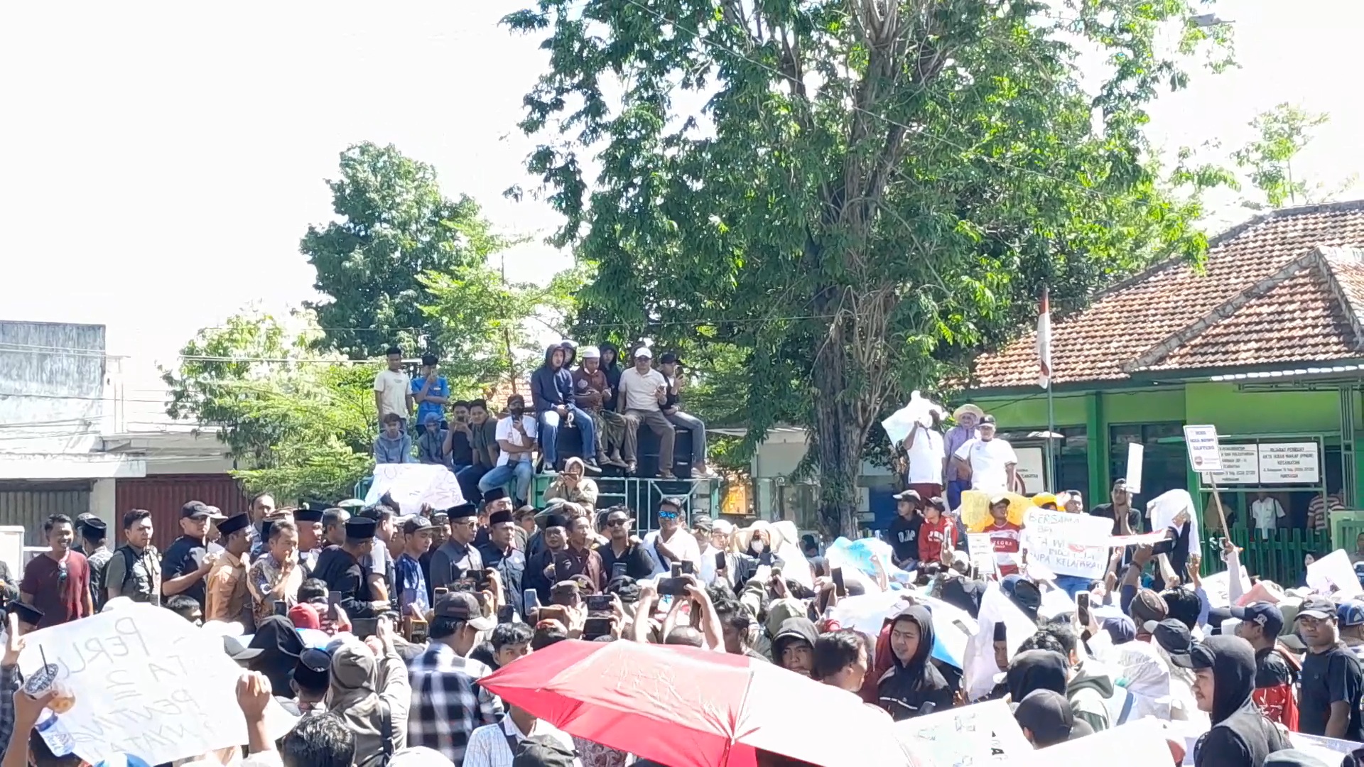 Ribuan Pekerja SPPG Desak Keberlanjutan MBG, Pemkab dan DPRD Pamekasan Teken Pakta Integritas