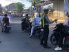 Satlantas Polres Pamekasan dan Jasa Raharja Edukasi Pengendara Lewat Aksi Simpatik di Simpang Empat Kanginan