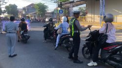 Satlantas Polres Pamekasan dan Jasa Raharja Edukasi Pengendara Lewat Aksi Simpatik di Simpang Empat Kanginan