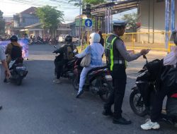 Satlantas Polres Pamekasan dan Jasa Raharja Edukasi Pengendara Lewat Aksi Simpatik di Simpang Empat Kanginan