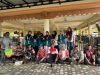 Sambut HUT ke-81 RI, Mahasiswa KPM UIN Sultanah Nahrasiyah Gotong Royong Bersihkan Meunasah Gampong Ude