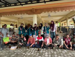 Sambut HUT ke-81 RI, Mahasiswa KPM UIN Sultanah Nahrasiyah Gotong Royong Bersihkan Meunasah Gampong Ude