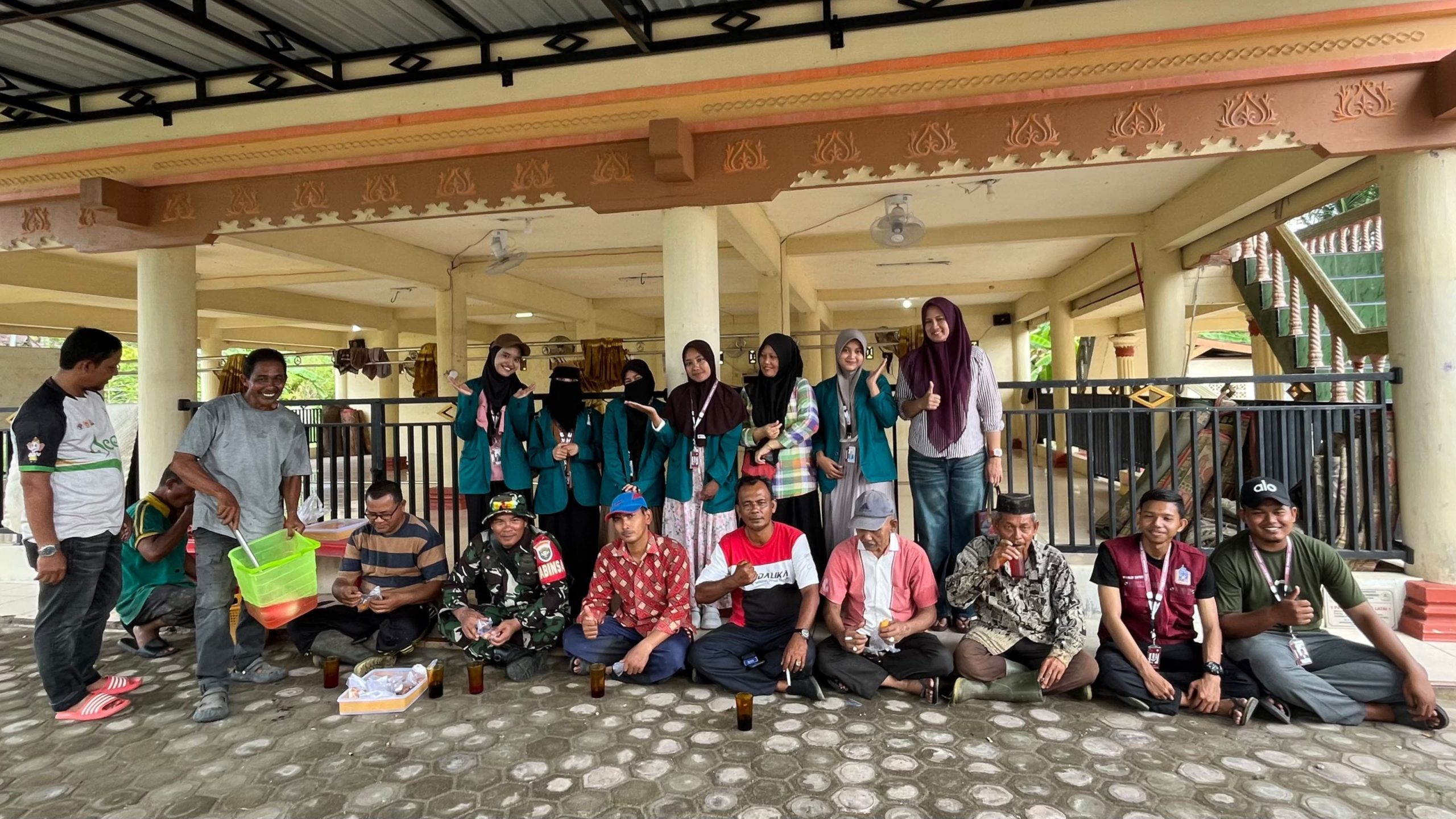 Sambut HUT ke-81 RI, Mahasiswa KPM UIN Sultanah Nahrasiyah Gotong Royong Bersihkan Meunasah Gampong Ude