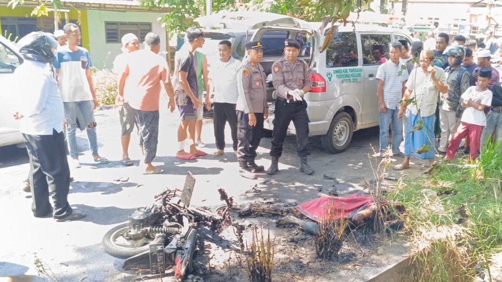 Motor Bawa Jeriken BBM Tabrak Pikap di Palengaan, Pengendara Tewas Terbakar
