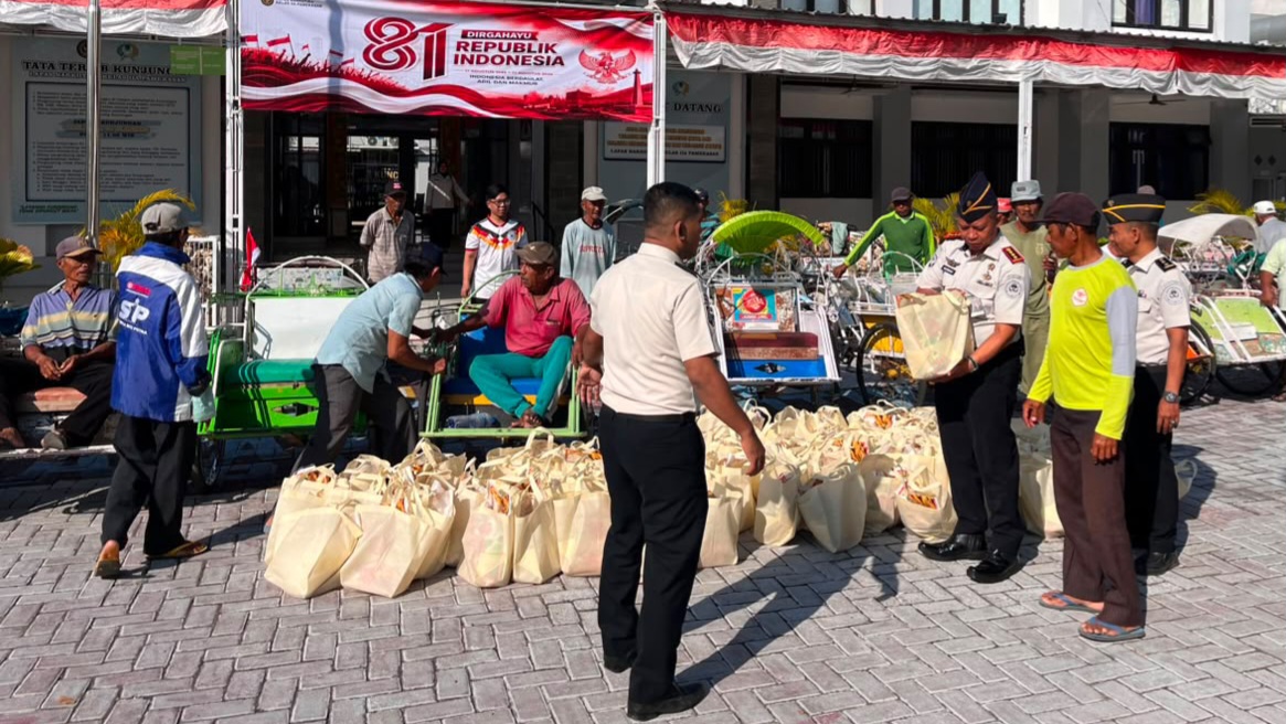 Sambut HUT ke-81 RI, Lapas Narkotika Pamekasan Bagikan 125 Paket Beras ke Tukang Becak