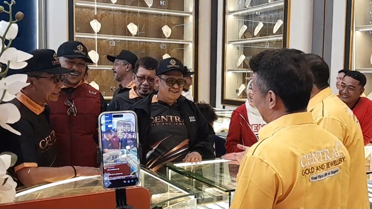 Dukung Misi Sosial Central 88 Gold Jewellery, Haji Her Beli Perdana 2 Kilogram Emas