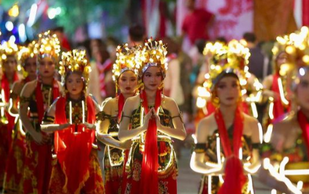 Dari Barong Osing hingga Kebo-Keboan, Budaya Banyuwangi Bersinar di Pawai Lampion