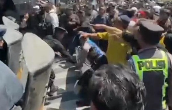 Massa PSHT Bentrok dengan Polisi di Madiun, Berawal saat Hendak Menuju Padepokan