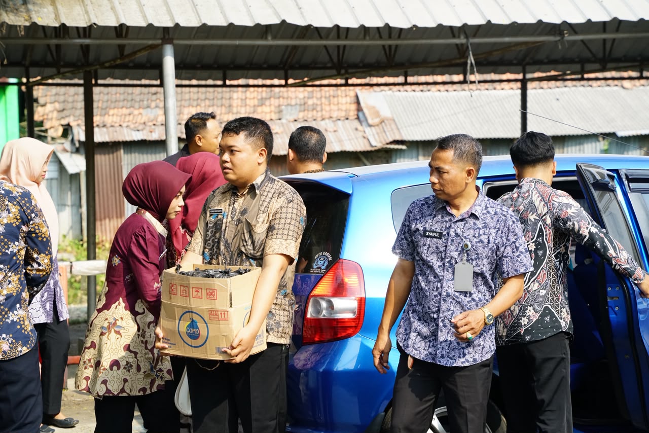 Jumat Berkah, Lapas Narkotika Pamekasan Salurkan 200 Nasi Bungkus kepada Masyarakat
