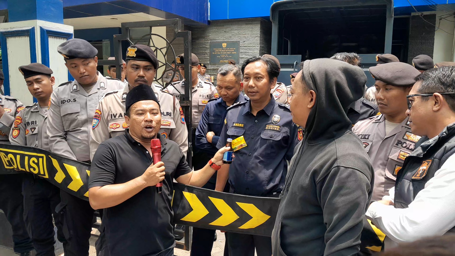 917 Bal Rokok Ilegal Belum Jelas, Formaasi-TPFN Hadiahi Bea Cukai Madura Tolak Angin dan Kratingdaeng