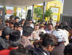 Kapolres Pamekasan Temui Massa Aksi, Pastikan Kasus Pengrusakan dan Pengancaman Berlanjut